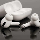 Fones de ouvido sem fio brancos com estojo de carregamento, design moderno e compacto